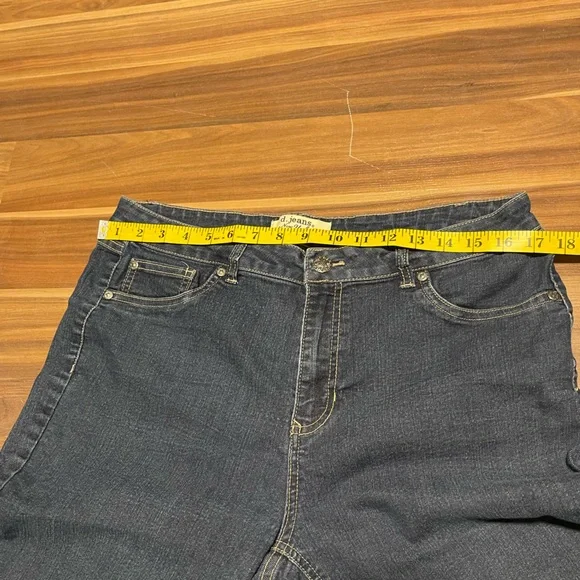 D. Jeans capris - Picture 3 of 8